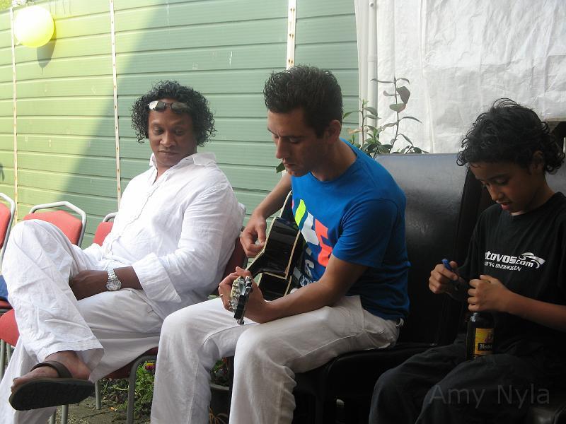 2008_06_07 (81).JPG - The guitar-men.. Daddy plays the guitar with them.
